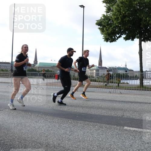 29.06.2025 - hella hamburg halbmarathon Lena Gebhardt http://msf.ph/oto/8264796 29.06.2025 09:57:16 Lombardsbrücke 1030, 1086, 1193, 1327, 1381, 1422, 1442, 1537, 1657, 1783, 2025, 2074, 2111, 2119, 2252, 2340, 2396, 2444, 2595, 2814, 2839, 2855, 2869, 2878, 3048, 3093, 3096, 3103, 3575, 3698, 3791, 4299, 4558, 4726, 4770, 4897, 4986, 5008, 5013, 5018, 5021, 5024, 5194, 5319, 5633, 5744, 6033, 6125, 6377, 6631, 6720, 6762, 6795, 6942, 7176, 7177, 7221, 7259, 7397, 7742, 7918, 7930, 7932, 8112, 8313, 8572, 8651, 8661, 8710, 8813, 8930, 9060, 9082, 9316, 9497, 10191 meine-sportfotos.de