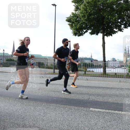 29.06.2025 - hella hamburg halbmarathon Lena Gebhardt http://msf.ph/oto/8264834 29.06.2025 09:57:16 Lombardsbrücke 1030, 1086, 1193, 1327, 1381, 1422, 1442, 1537, 1657, 1783, 2025, 2074, 2111, 2119, 2252, 2340, 2396, 2444, 2595, 2814, 2839, 2855, 2869, 2878, 3048, 3093, 3096, 3103, 3575, 3698, 3791, 4299, 4558, 4726, 4770, 4897, 4986, 5008, 5013, 5018, 5021, 5024, 5194, 5319, 5633, 5744, 6033, 6125, 6377, 6631, 6720, 6762, 6795, 6942, 7176, 7177, 7221, 7259, 7397, 7742, 7918, 7930, 7932, 8112, 8313, 8572, 8651, 8661, 8710, 8813, 8930, 9060, 9082, 9316, 9497, 10191 meine-sportfotos.de