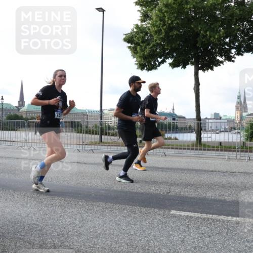 29.06.2025 - hella hamburg halbmarathon Lena Gebhardt http://msf.ph/oto/8264878 29.06.2025 09:57:16 Lombardsbrücke 1030, 1086, 1193, 1327, 1381, 1422, 1442, 1537, 1657, 1783, 2025, 2074, 2111, 2119, 2252, 2340, 2396, 2444, 2595, 2814, 2839, 2855, 2869, 2878, 3048, 3093, 3096, 3103, 3575, 3698, 3791, 4299, 4558, 4726, 4770, 4897, 4986, 5008, 5013, 5018, 5021, 5024, 5194, 5319, 5633, 5744, 6033, 6125, 6377, 6631, 6720, 6762, 6795, 6942, 7176, 7177, 7221, 7259, 7397, 7742, 7918, 7930, 7932, 8112, 8313, 8572, 8651, 8661, 8710, 8813, 8930, 9060, 9082, 9316, 9497, 10191 meine-sportfotos.de