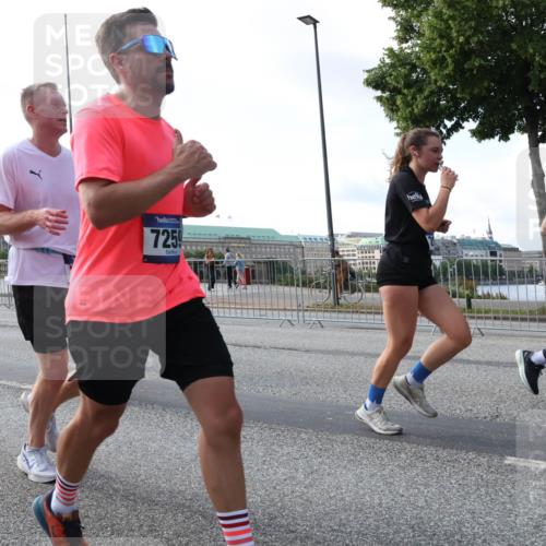 29.06.2025 - hella hamburg halbmarathon Lena Gebhardt http://msf.ph/oto/8264971 29.06.2025 09:57:17 Lombardsbrücke 1030, 1086, 1193, 1327, 1381, 1422, 1442, 1537, 1657, 1783, 2025, 2074, 2111, 2119, 2252, 2340, 2396, 2444, 2595, 2814, 2839, 2855, 2869, 2878, 3048, 3093, 3096, 3103, 3575, 3698, 3791, 4261, 4299, 4558, 4726, 4770, 4897, 4986, 5008, 5013, 5018, 5021, 5024, 5319, 5633, 5744, 5820, 5907, 6033, 6125, 6377, 6631, 6720, 6762, 6795, 6942, 7176, 7177, 7221, 7259, 7397, 7742, 7918, 7930, 7932, 8112, 8313, 8572, 8651, 8661, 8710, 8813, 8930, 9060, 9082, 9316, 9497, 10191 meine-sportfotos.de