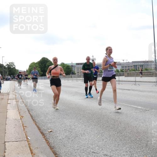 29.06.2025 - hella hamburg halbmarathon Lena Gebhardt http://msf.ph/oto/8265110 29.06.2025 10:11:11 Lombardsbrücke 1166, 1186, 1723, 1781, 2868, 3837, 4287, 5254, 5653, 7271, 7370, 8171, 8206, 8207, 8368, 8561, 9119, 9169, 9829, 10196, 10372, 11149, 11755, 12286, 12426, 12556, 12571, 12790, 12836, 13588, 13594, 13603, 14022, 14149, 14270, 15009, 15214, 15252, 15797, 15908, 16383, 16808, 17142, 17500, 17532, 17787, 18382, 18949, 19172, 19241 meine-sportfotos.de