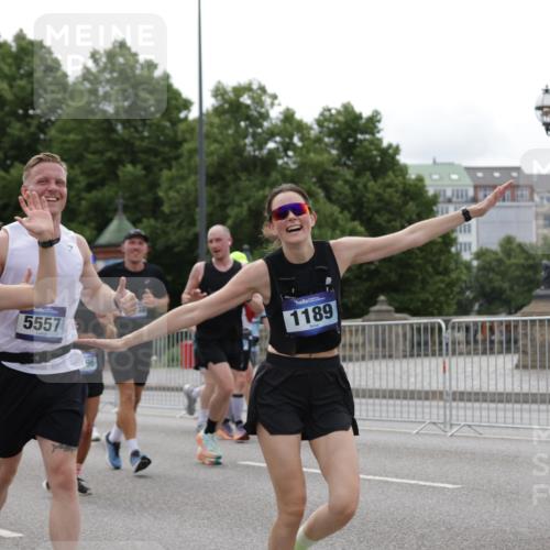 29.06.2025 - hella hamburg halbmarathon Jannik Wohlers http://msf.ph/oto/8265119 29.06.2025 10:33:21 Lombardsbrücke 1189, 1275, 1896, 2342, 2776, 3170, 3264, 3560, 4361, 4433, 4449, 4696, 4942, 5075, 5096, 5141, 5557, 5566, 5569, 5691, 5821, 5822, 5887, 6109, 6515, 6516, 6854, 6956, 6999, 7027, 7565, 7653, 8021, 8157, 8202, 8282, 8375, 8377, 8383, 8401, 9094, 9234, 9438, 9799, 9875, 9995, 10007, 10071, 10561, 11111, 11237, 11338, 11453, 11546, 11676, 11811, 11827, 11928, 12237, 12238, 12562, 12652, 12835, 12855, 13375, 13535, 13601, 13741, 13853, 14032, 14098, 14451, 15044 meine-sportfotos.de