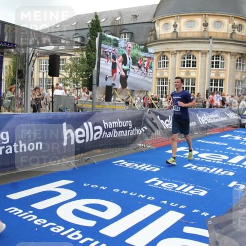 29.06.2025 - hella hamburg halbmarathon Michael Strokosch http://msf.ph/oto/8265291 29.06.2025 10:52:21 Ziel 4140, 4419, 4587, 4837, 5087, 5482, 6164, 7896, 9074, 13707, 15275, 15446, 16591, 17773 meine-sportfotos.de