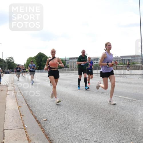 29.06.2025 - hella hamburg halbmarathon Lena Gebhardt http://msf.ph/oto/8265304 29.06.2025 10:11:11 Lombardsbrücke 1166, 1186, 1723, 1781, 2868, 3837, 4287, 5254, 5653, 7271, 7370, 8171, 8206, 8207, 8368, 8561, 9119, 9169, 9829, 10196, 10372, 11149, 11755, 12286, 12426, 12556, 12571, 12790, 12836, 13588, 13594, 13603, 14022, 14149, 14270, 15009, 15214, 15252, 15797, 15908, 16383, 16808, 17142, 17500, 17532, 17787, 18382, 18949, 19172, 19241 meine-sportfotos.de