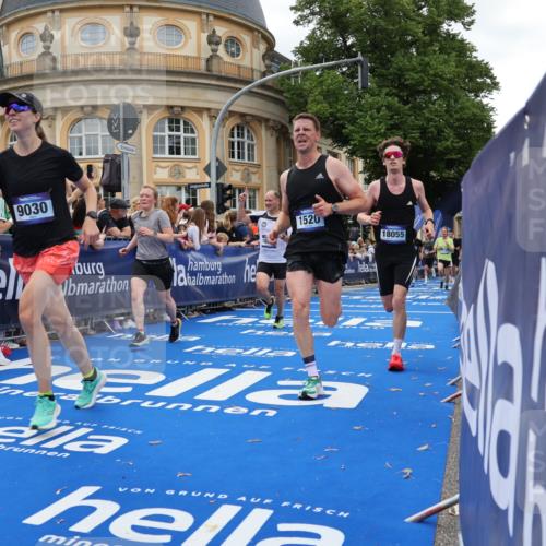 29.06.2025 - hella hamburg halbmarathon Strokosch-Dieckow http://msf.ph/oto/8265374 29.06.2025 10:44:59 Ziel 1171, 1424, 1520, 2890, 3917, 4425, 4997, 6266, 7709, 7843, 9030, 9710, 10313, 10741, 11688, 13919, 15334, 15365, 16058, 17381, 17382, 17406, 17544, 18055, 18631 meine-sportfotos.de