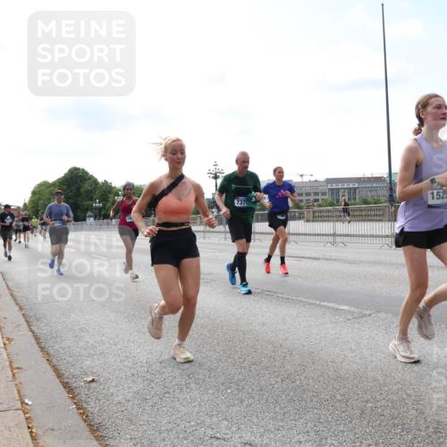 29.06.2025 - hella hamburg halbmarathon Lena Gebhardt http://msf.ph/oto/8265419 29.06.2025 10:11:11 Lombardsbrücke 1166, 1186, 1723, 1781, 2868, 3837, 4287, 5254, 5653, 7271, 7370, 8171, 8206, 8207, 8368, 8561, 9119, 9169, 9829, 10196, 10372, 11149, 11755, 12286, 12426, 12556, 12571, 12790, 12836, 13588, 13594, 13603, 14022, 14149, 14270, 15009, 15214, 15252, 15797, 15908, 16383, 16808, 17142, 17500, 17532, 17787, 18382, 18949, 19172, 19241 meine-sportfotos.de