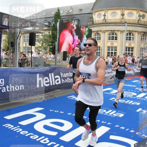 29.06.2025 - hella hamburg halbmarathon Michael Strokosch http://msf.ph/oto/8265500 29.06.2025 10:52:23 Ziel 4140, 4419, 4587, 6164, 7896, 9074, 13211, 13707, 15144, 15446, 17773, 17997 meine-sportfotos.de