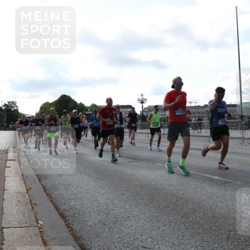 29.06.2025 - hella hamburg halbmarathon Lena Gebhardt http://msf.ph/oto/8265519 29.06.2025 09:57:17 Lombardsbrücke 1030, 1086, 1193, 1327, 1381, 1422, 1442, 1537, 1657, 1783, 2025, 2074, 2111, 2119, 2252, 2340, 2396, 2444, 2595, 2814, 2839, 2855, 2869, 2878, 3048, 3093, 3096, 3103, 3575, 3698, 3791, 4261, 4299, 4558, 4726, 4770, 4897, 4986, 5008, 5013, 5018, 5021, 5024, 5319, 5633, 5744, 5820, 5907, 6033, 6125, 6377, 6631, 6720, 6762, 6795, 6942, 7176, 7177, 7221, 7259, 7397, 7742, 7918, 7930, 7932, 8112, 8313, 8572, 8651, 8661, 8710, 8813, 8930, 9060, 9082, 9316, 9497, 10191 meine-sportfotos.de