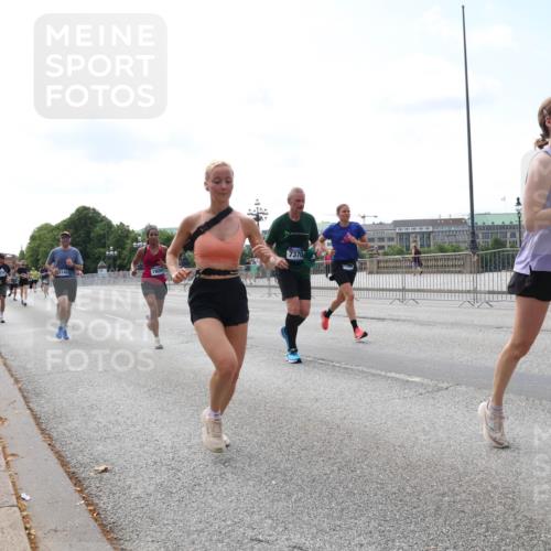 29.06.2025 - hella hamburg halbmarathon Lena Gebhardt http://msf.ph/oto/8265561 29.06.2025 10:11:11 Lombardsbrücke 1166, 1186, 1723, 1781, 2868, 3837, 4287, 5254, 5653, 7271, 7370, 8171, 8206, 8207, 8368, 8561, 9119, 9169, 9829, 10196, 10372, 11149, 11755, 12286, 12426, 12556, 12571, 12790, 12836, 13588, 13594, 13603, 14022, 14149, 14270, 15009, 15214, 15252, 15797, 15908, 16383, 16808, 17142, 17500, 17532, 17787, 18382, 18949, 19172, 19241 meine-sportfotos.de