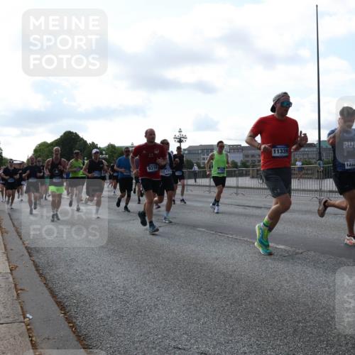 29.06.2025 - hella hamburg halbmarathon Lena Gebhardt http://msf.ph/oto/8265583 29.06.2025 09:57:18 Lombardsbrücke 1030, 1086, 1193, 1327, 1381, 1422, 1442, 1537, 1657, 1783, 2025, 2074, 2111, 2119, 2252, 2340, 2444, 2595, 2814, 2839, 2855, 2869, 2878, 3048, 3093, 3096, 3103, 3575, 3698, 3791, 4261, 4299, 4558, 4726, 4770, 4897, 4986, 5008, 5013, 5018, 5021, 5024, 5319, 5633, 5744, 5820, 5907, 6125, 6377, 6631, 6720, 6762, 6795, 6942, 7176, 7177, 7221, 7259, 7397, 7742, 7918, 7930, 7932, 8112, 8313, 8572, 8651, 8813, 8930, 9060, 9082, 9316, 9497, 10191 meine-sportfotos.de