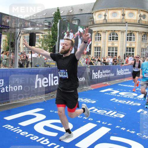 29.06.2025 - hella hamburg halbmarathon Michael Strokosch http://msf.ph/oto/8265626 29.06.2025 10:52:25 Ziel 4140, 4419, 4587, 6164, 7896, 9876, 13015, 13211, 13707, 15144, 15446, 17773, 17997 meine-sportfotos.de
