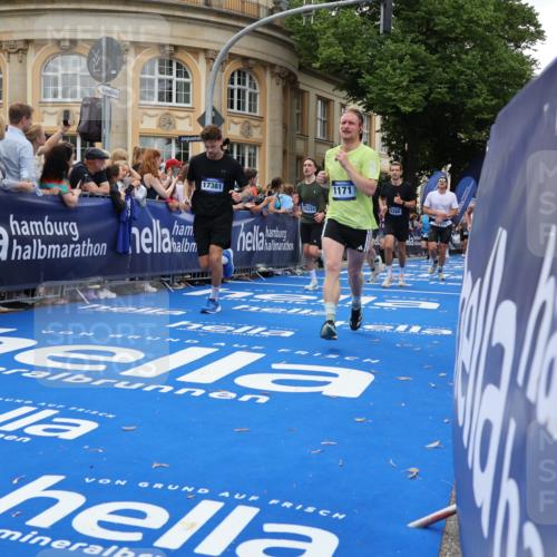 29.06.2025 - hella hamburg halbmarathon Strokosch-Dieckow http://msf.ph/oto/8265691 29.06.2025 10:45:03 Ziel 1171, 1424, 1520, 2270, 3917, 4997, 6266, 6575, 6819, 7087, 7709, 7843, 9302, 9710, 10313, 10741, 11688, 13919, 15334, 15365, 16058, 16685, 16689, 17120, 17381, 17544, 17960, 18055, 18346, 18718 meine-sportfotos.de