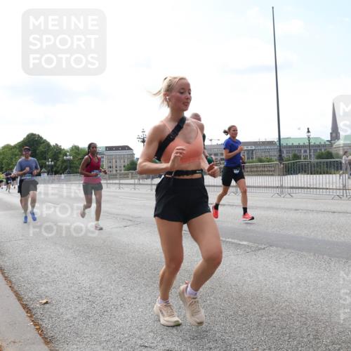 29.06.2025 - hella hamburg halbmarathon Lena Gebhardt http://msf.ph/oto/8265789 29.06.2025 10:11:12 Lombardsbrücke 1166, 1186, 1723, 1781, 2868, 3837, 4287, 5254, 5653, 7271, 7370, 8171, 8206, 8207, 8368, 8561, 9119, 9169, 9829, 10196, 10372, 11149, 11755, 12286, 12426, 12556, 12571, 12790, 12836, 13588, 13594, 13603, 14022, 14149, 14270, 15009, 15214, 15252, 15797, 15908, 16383, 16808, 17142, 17500, 17532, 17787, 18382, 18949, 19172, 19241 meine-sportfotos.de