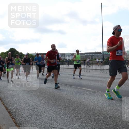 29.06.2025 - hella hamburg halbmarathon Lena Gebhardt http://msf.ph/oto/8265803 29.06.2025 09:57:18 Lombardsbrücke 1030, 1086, 1193, 1327, 1381, 1422, 1442, 1537, 1657, 1783, 2025, 2074, 2111, 2119, 2252, 2340, 2444, 2595, 2814, 2839, 2855, 2869, 2878, 3048, 3093, 3096, 3103, 3575, 3698, 3791, 4261, 4299, 4558, 4726, 4770, 4897, 4986, 5008, 5013, 5018, 5021, 5024, 5319, 5633, 5744, 5820, 5907, 6125, 6377, 6631, 6720, 6762, 6795, 6942, 7176, 7177, 7221, 7259, 7397, 7742, 7918, 7930, 7932, 8112, 8313, 8572, 8651, 8813, 8930, 9060, 9082, 9316, 9497, 10191 meine-sportfotos.de