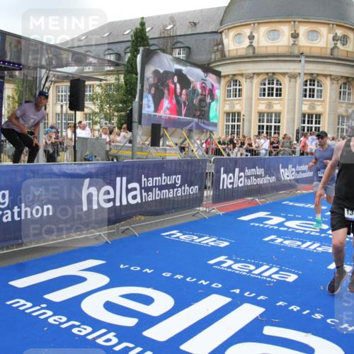 29.06.2025 - hella hamburg halbmarathon Michael Strokosch http://msf.ph/oto/8265859 29.06.2025 10:52:28 Ziel 3715, 4140, 4587, 7178, 8371, 8661, 9145, 9876, 11791, 13015, 13211, 13707, 14561, 15144, 17773, 17997 meine-sportfotos.de