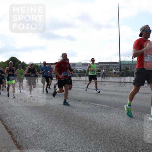 29.06.2025 - hella hamburg halbmarathon Lena Gebhardt http://msf.ph/oto/8265884 29.06.2025 09:57:18 Lombardsbrücke 1030, 1086, 1193, 1327, 1381, 1422, 1442, 1537, 1657, 1783, 2025, 2074, 2111, 2119, 2252, 2340, 2444, 2595, 2814, 2839, 2855, 2869, 2878, 3048, 3093, 3096, 3103, 3575, 3698, 3791, 4261, 4299, 4558, 4726, 4770, 4897, 4986, 5008, 5013, 5018, 5021, 5024, 5319, 5633, 5744, 5820, 5907, 6125, 6377, 6631, 6720, 6762, 6795, 6942, 7176, 7177, 7221, 7259, 7397, 7742, 7918, 7930, 7932, 8112, 8313, 8572, 8651, 8813, 8930, 9060, 9082, 9316, 9497, 10191 meine-sportfotos.de