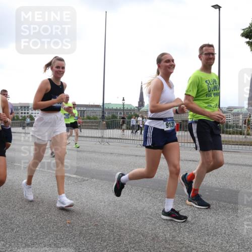 29.06.2025 - hella hamburg halbmarathon Lena Gebhardt http://msf.ph/oto/8265896 29.06.2025 10:46:12 Lombardsbrücke 1004, 1100, 1104, 1421, 1426, 1429, 1465, 1532, 1555, 1608, 1837, 1854, 1867, 1868, 1983, 2398, 2423, 2500, 2522, 2773, 2813, 2917, 2951, 2954, 2965, 3410, 4104, 4119, 4223, 4317, 4448, 4572, 5635, 5697, 5703, 5769, 5770, 5854, 5892, 6068, 6133, 6333, 6392, 6623, 7268, 7303, 7356, 7364, 7368, 7374, 7605, 7894, 7960, 7983, 8047, 8700, 9120, 9121, 9129, 9337, 9426, 9445, 10153, 10327, 10329, 10367, 10511, 11358, 11361, 11876, 11910, 12298, 12333, 12507, 12522 meine-sportfotos.de