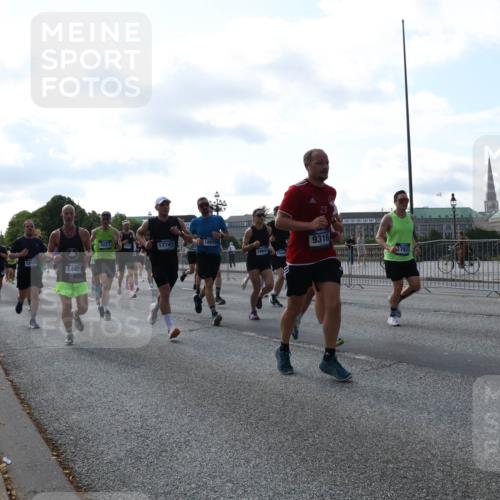 29.06.2025 - hella hamburg halbmarathon Lena Gebhardt http://msf.ph/oto/8265981 29.06.2025 09:57:19 Lombardsbrücke 1030, 1086, 1193, 1327, 1381, 1422, 1442, 1537, 1657, 1783, 2025, 2074, 2111, 2119, 2252, 2340, 2444, 2595, 2814, 2839, 2855, 2869, 2878, 3048, 3093, 3096, 3103, 3575, 3698, 3791, 4261, 4299, 4558, 4726, 4770, 4897, 4986, 5008, 5013, 5018, 5021, 5024, 5319, 5633, 5744, 5820, 5907, 6125, 6377, 6631, 6720, 6762, 6795, 6942, 7176, 7177, 7221, 7259, 7397, 7742, 7918, 7930, 7932, 8112, 8313, 8651, 8813, 8930, 9060, 9316, 9497, 10191 meine-sportfotos.de