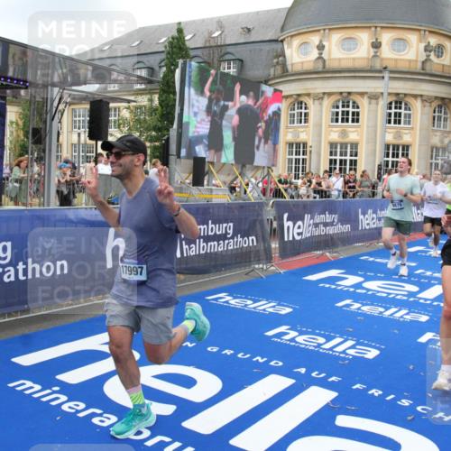 29.06.2025 - hella hamburg halbmarathon Michael Strokosch http://msf.ph/oto/8265987 29.06.2025 10:52:30 Ziel 3715, 7178, 7232, 8371, 8661, 9145, 9876, 11791, 13015, 13211, 14561, 15144, 15980, 17997 meine-sportfotos.de
