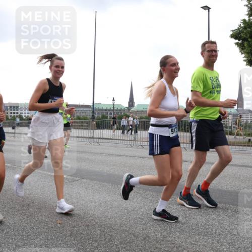 29.06.2025 - hella hamburg halbmarathon Lena Gebhardt http://msf.ph/oto/8266000 29.06.2025 10:46:12 Lombardsbrücke 1004, 1100, 1104, 1421, 1426, 1429, 1465, 1532, 1555, 1608, 1837, 1854, 1867, 1868, 1983, 2398, 2423, 2500, 2522, 2773, 2813, 2917, 2951, 2954, 2965, 3410, 4104, 4119, 4223, 4317, 4448, 4572, 5635, 5697, 5703, 5769, 5770, 5854, 5892, 6068, 6133, 6333, 6392, 6623, 7268, 7303, 7356, 7364, 7368, 7374, 7605, 7894, 7960, 7983, 8047, 8700, 9120, 9121, 9129, 9337, 9426, 9445, 10153, 10327, 10329, 10367, 10511, 11358, 11361, 11876, 11910, 12298, 12333, 12507, 12522 meine-sportfotos.de