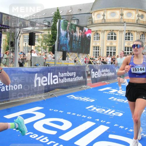 29.06.2025 - hella hamburg halbmarathon Michael Strokosch http://msf.ph/oto/8266036 29.06.2025 10:52:30 Ziel 3715, 7178, 7232, 8371, 8661, 9145, 9876, 11791, 13015, 13211, 14561, 15144, 15980, 17997 meine-sportfotos.de