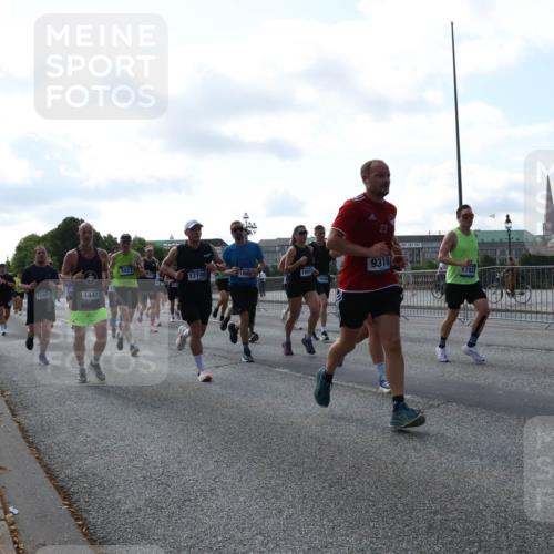 29.06.2025 - hella hamburg halbmarathon Lena Gebhardt http://msf.ph/oto/8266056 29.06.2025 09:57:19 Lombardsbrücke 1030, 1086, 1193, 1327, 1381, 1422, 1442, 1537, 1657, 1783, 2025, 2074, 2111, 2119, 2252, 2340, 2444, 2595, 2814, 2839, 2855, 2869, 2878, 3048, 3093, 3096, 3103, 3575, 3698, 3791, 4261, 4299, 4558, 4726, 4770, 4897, 4986, 5008, 5013, 5018, 5021, 5024, 5319, 5633, 5744, 5820, 5907, 6125, 6377, 6631, 6720, 6762, 6795, 6942, 7176, 7177, 7221, 7259, 7397, 7742, 7918, 7930, 7932, 8112, 8313, 8651, 8813, 8930, 9060, 9316, 9497, 10191 meine-sportfotos.de