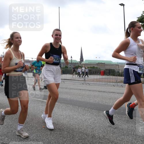 29.06.2025 - hella hamburg halbmarathon Lena Gebhardt http://msf.ph/oto/8266102 29.06.2025 10:46:13 Lombardsbrücke 1004, 1100, 1104, 1421, 1426, 1429, 1465, 1532, 1555, 1608, 1837, 1854, 1867, 1868, 1983, 2398, 2423, 2500, 2522, 2697, 2773, 2813, 2917, 2951, 2954, 2965, 3410, 4104, 4119, 4223, 4317, 4448, 4572, 5635, 5697, 5703, 5769, 5770, 5854, 5892, 6068, 6133, 6333, 6392, 6623, 7268, 7303, 7356, 7364, 7368, 7374, 7605, 7894, 7960, 7983, 8047, 8700, 9120, 9121, 9129, 9337, 9426, 9445, 10153, 10327, 10329, 10367, 10511, 11358, 11361, 11876, 11910, 12298, 12333, 12507, 12522 meine-sportfotos.de