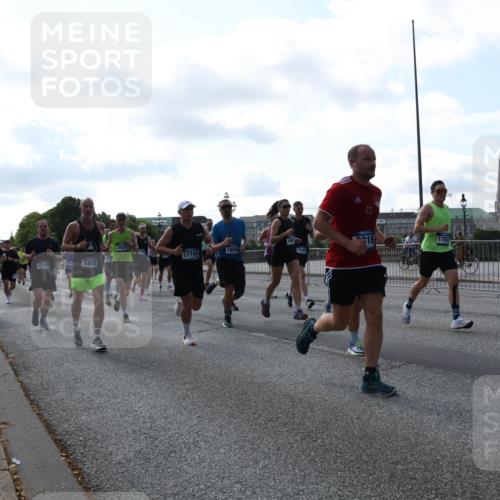 29.06.2025 - hella hamburg halbmarathon Lena Gebhardt http://msf.ph/oto/8266126 29.06.2025 09:57:19 Lombardsbrücke 1030, 1086, 1193, 1327, 1381, 1422, 1442, 1537, 1657, 1783, 2025, 2074, 2111, 2119, 2252, 2340, 2444, 2595, 2814, 2839, 2855, 2869, 2878, 3048, 3093, 3096, 3103, 3575, 3698, 3791, 4261, 4299, 4558, 4726, 4770, 4897, 4986, 5008, 5013, 5018, 5021, 5024, 5319, 5633, 5744, 5820, 5907, 6125, 6377, 6631, 6720, 6762, 6795, 6942, 7176, 7177, 7221, 7259, 7397, 7742, 7918, 7930, 7932, 8112, 8313, 8651, 8813, 8930, 9060, 9316, 9497, 10191 meine-sportfotos.de