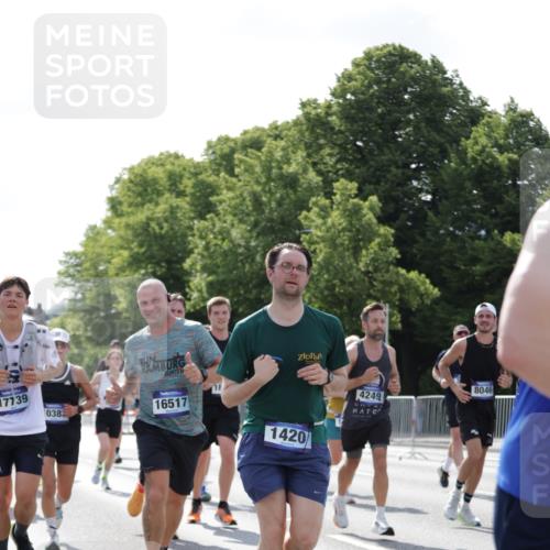 29.06.2025 - hella hamburg halbmarathon Jannik Wohlers http://msf.ph/oto/8266157 29.06.2025 10:00:49 Lombardsbrücke 1130, 1387, 1420, 1726, 2006, 2091, 2354, 2363, 2490, 2936, 3625, 4068, 4238, 4249, 4319, 4370, 0000, 6487, 6531, 6591, 6835, 6924, 7846, 8045, 8046, 9932, 10188, 10383, 10576, 11465, 11937, 12206, 12261, 13516, 15083, 15240, 15726, 15838, 16401, 16517, 16530, 16594, 16602, 16786, 17387, 17543, 17739, 18029, 18327, 18355, 18452, 18759, 18796, 18833, 19002, 19003 meine-sportfotos.de