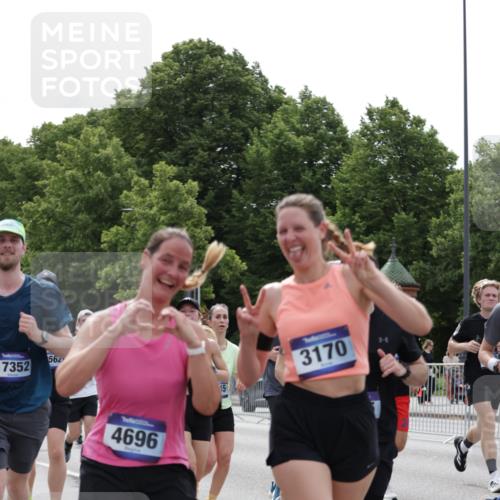 29.06.2025 - hella hamburg halbmarathon Jannik Wohlers http://msf.ph/oto/8266200 29.06.2025 10:33:30 Lombardsbrücke 1189, 1275, 1417, 1705, 1787, 1896, 2482, 2526, 3264, 3340, 3345, 3560, 4479, 4696, 4807, 4942, 5557, 5561, 5566, 5584, 5691, 5821, 5822, 5887, 6364, 6515, 6516, 6956, 7027, 7565, 8202, 8375, 8377, 8383, 8401, 9094, 9875, 9995, 10007, 10071, 10561, 10800, 11092, 11111, 11237, 11338, 11642, 12330, 12562, 12835, 13401, 13535, 13741, 13853, 13934, 14032, 14873, 15792, 15845, 17440, 19145, 19164 meine-sportfotos.de
