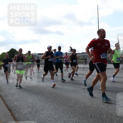 29.06.2025 - hella hamburg halbmarathon Lena Gebhardt http://msf.ph/oto/8266206 29.06.2025 09:57:19 Lombardsbrücke 1030, 1086, 1193, 1327, 1381, 1422, 1442, 1537, 1657, 1783, 2025, 2074, 2111, 2119, 2252, 2340, 2444, 2595, 2814, 2839, 2855, 2869, 2878, 3048, 3093, 3096, 3103, 3575, 3698, 3791, 4261, 4299, 4558, 4726, 4770, 4897, 4986, 5008, 5013, 5018, 5021, 5024, 5319, 5633, 5744, 5820, 5907, 6125, 6377, 6631, 6720, 6762, 6795, 6942, 7176, 7177, 7221, 7259, 7397, 7742, 7918, 7930, 7932, 8112, 8313, 8651, 8813, 8930, 9060, 9316, 9497, 10191 meine-sportfotos.de