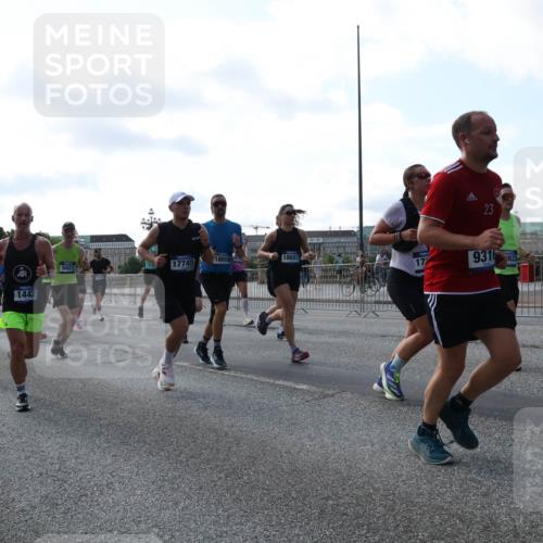 29.06.2025 - hella hamburg halbmarathon Lena Gebhardt http://msf.ph/oto/8266264 29.06.2025 09:57:19 Lombardsbrücke 1030, 1086, 1193, 1327, 1381, 1422, 1442, 1537, 1657, 1783, 2025, 2074, 2111, 2119, 2252, 2340, 2444, 2595, 2814, 2839, 2855, 2869, 2878, 3048, 3093, 3096, 3103, 3575, 3698, 3791, 4261, 4299, 4558, 4726, 4770, 4897, 4986, 5008, 5013, 5018, 5021, 5024, 5319, 5633, 5744, 5820, 5907, 6125, 6377, 6631, 6720, 6762, 6795, 6942, 7176, 7177, 7221, 7259, 7397, 7742, 7918, 7930, 7932, 8112, 8313, 8651, 8813, 8930, 9060, 9316, 9497, 10191 meine-sportfotos.de