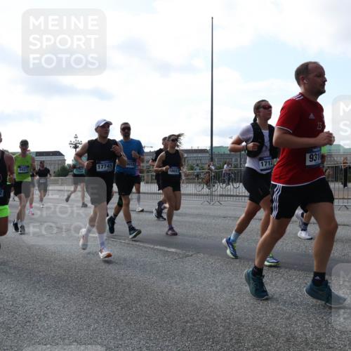 29.06.2025 - hella hamburg halbmarathon Lena Gebhardt http://msf.ph/oto/8266327 29.06.2025 09:57:19 Lombardsbrücke 1030, 1086, 1193, 1327, 1381, 1422, 1442, 1537, 1657, 1783, 2025, 2074, 2111, 2119, 2252, 2340, 2444, 2595, 2814, 2839, 2855, 2869, 2878, 3048, 3093, 3096, 3103, 3575, 3698, 3791, 4261, 4299, 4558, 4726, 4770, 4897, 4986, 5008, 5013, 5018, 5021, 5024, 5319, 5633, 5744, 5820, 5907, 6125, 6377, 6631, 6720, 6762, 6795, 6942, 7176, 7177, 7221, 7259, 7397, 7742, 7918, 7930, 7932, 8112, 8313, 8651, 8813, 8930, 9060, 9316, 9497, 10191 meine-sportfotos.de