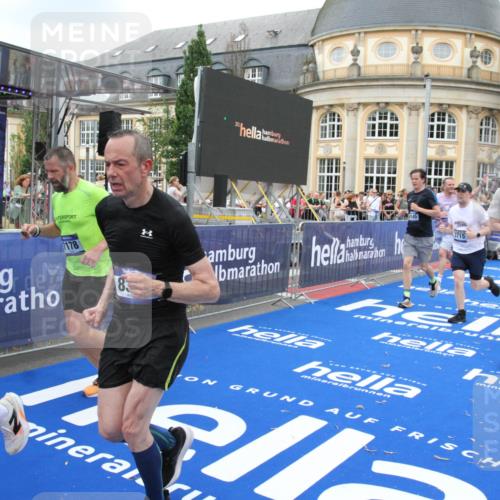 29.06.2025 - hella hamburg halbmarathon Michael Strokosch http://msf.ph/oto/8266342 29.06.2025 10:52:33 Ziel 3715, 7178, 7232, 8371, 8661, 9145, 9876, 11791, 13015, 13301, 14561, 15980, 18982 meine-sportfotos.de