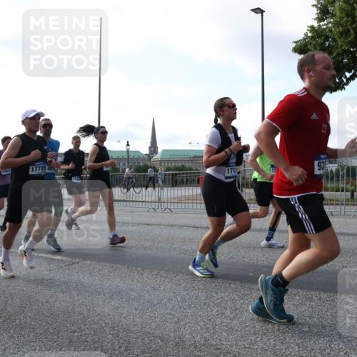 29.06.2025 - hella hamburg halbmarathon Lena Gebhardt http://msf.ph/oto/8266388 29.06.2025 09:57:20 Lombardsbrücke 1030, 1086, 1193, 1327, 1381, 1422, 1442, 1537, 1657, 1783, 2025, 2074, 2111, 2119, 2252, 2340, 2444, 2595, 2814, 2839, 2855, 2869, 2878, 3048, 3093, 3096, 3103, 3575, 3698, 3791, 3999, 4261, 4299, 4558, 4726, 4770, 4897, 4986, 5008, 5013, 5018, 5021, 5024, 5319, 5633, 5744, 5820, 5907, 6125, 6374, 6377, 6631, 6720, 6762, 6795, 6942, 7176, 7177, 7221, 7259, 7397, 7742, 7918, 7930, 7932, 8112, 8313, 8651, 8813, 8930, 9060, 9316, 9497, 10191 meine-sportfotos.de