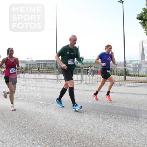 29.06.2025 - hella hamburg halbmarathon Lena Gebhardt http://msf.ph/oto/8266415 29.06.2025 10:11:13 Lombardsbrücke 1166, 1186, 1723, 1781, 2868, 3837, 4287, 5254, 5653, 7271, 7370, 8171, 8206, 8207, 8368, 8561, 9119, 9169, 9829, 10196, 10372, 11149, 11755, 12286, 12426, 12556, 12571, 12790, 12836, 13588, 13594, 13603, 14022, 14149, 14270, 15009, 15214, 15252, 15797, 15908, 16383, 16808, 17142, 17500, 17787, 18382, 19172, 19241 meine-sportfotos.de