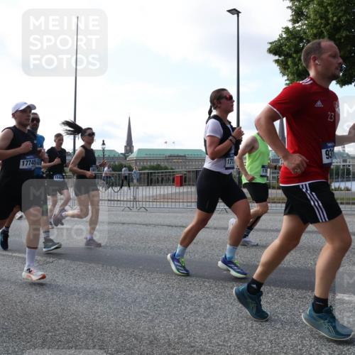 29.06.2025 - hella hamburg halbmarathon Lena Gebhardt http://msf.ph/oto/8266434 29.06.2025 09:57:20 Lombardsbrücke 1030, 1086, 1193, 1327, 1381, 1422, 1442, 1537, 1657, 1783, 2025, 2074, 2111, 2119, 2252, 2340, 2444, 2595, 2814, 2839, 2855, 2869, 2878, 3048, 3093, 3096, 3103, 3575, 3698, 3791, 3999, 4261, 4299, 4558, 4726, 4770, 4897, 4986, 5008, 5013, 5018, 5021, 5024, 5319, 5633, 5744, 5820, 5907, 6125, 6374, 6377, 6631, 6720, 6762, 6795, 6942, 7176, 7177, 7221, 7259, 7397, 7742, 7918, 7930, 7932, 8112, 8313, 8651, 8813, 8930, 9060, 9316, 9497, 10191 meine-sportfotos.de