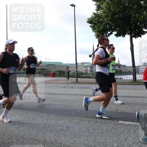29.06.2025 - hella hamburg halbmarathon Lena Gebhardt http://msf.ph/oto/8266492 29.06.2025 09:57:20 Lombardsbrücke 1030, 1086, 1193, 1327, 1381, 1422, 1442, 1537, 1657, 1783, 2025, 2074, 2111, 2119, 2252, 2340, 2444, 2595, 2814, 2839, 2855, 2869, 2878, 3048, 3093, 3096, 3103, 3575, 3698, 3791, 3999, 4261, 4299, 4558, 4726, 4770, 4897, 4986, 5008, 5013, 5018, 5021, 5024, 5319, 5633, 5744, 5820, 5907, 6125, 6374, 6377, 6631, 6720, 6762, 6795, 6942, 7176, 7177, 7221, 7259, 7397, 7742, 7918, 7930, 7932, 8112, 8313, 8651, 8813, 8930, 9060, 9316, 9497, 10191 meine-sportfotos.de