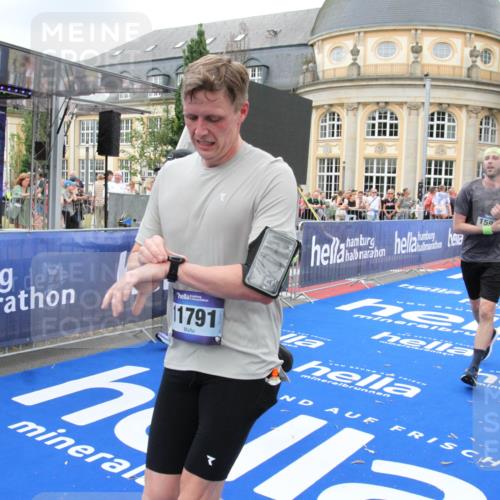 29.06.2025 - hella hamburg halbmarathon Michael Strokosch http://msf.ph/oto/8266494 29.06.2025 10:52:35 Ziel 3715, 6561, 6562, 7178, 7232, 8371, 8661, 9145, 9739, 11791, 13301, 14561, 15001, 15980, 18982 meine-sportfotos.de