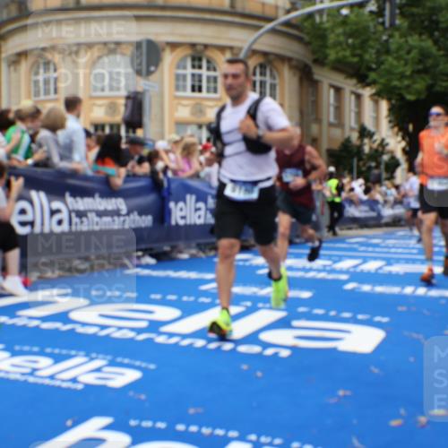 29.06.2025 - hella hamburg halbmarathon Strokosch-Dieckow http://msf.ph/oto/8266515 29.06.2025 10:45:21 Ziel 1697, 2188, 2367, 2470, 3186, 5706, 9105, 10064, 11469, 12277, 12643, 12783, 14703, 15563, 15636, 15741, 15760, 16513, 16725, 17499, 18407, 18638 meine-sportfotos.de