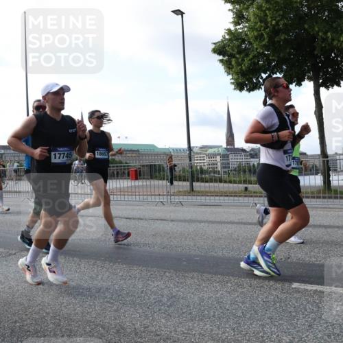 29.06.2025 - hella hamburg halbmarathon Lena Gebhardt http://msf.ph/oto/8266546 29.06.2025 09:57:20 Lombardsbrücke 1030, 1086, 1193, 1327, 1381, 1422, 1442, 1537, 1657, 1783, 2025, 2074, 2111, 2119, 2252, 2340, 2444, 2595, 2814, 2839, 2855, 2869, 2878, 3048, 3093, 3096, 3103, 3575, 3698, 3791, 3999, 4261, 4299, 4558, 4726, 4770, 4897, 4986, 5008, 5013, 5018, 5021, 5024, 5319, 5633, 5744, 5820, 5907, 6125, 6374, 6377, 6631, 6720, 6762, 6795, 6942, 7176, 7177, 7221, 7259, 7397, 7742, 7918, 7930, 7932, 8112, 8313, 8651, 8813, 8930, 9060, 9316, 9497, 10191 meine-sportfotos.de