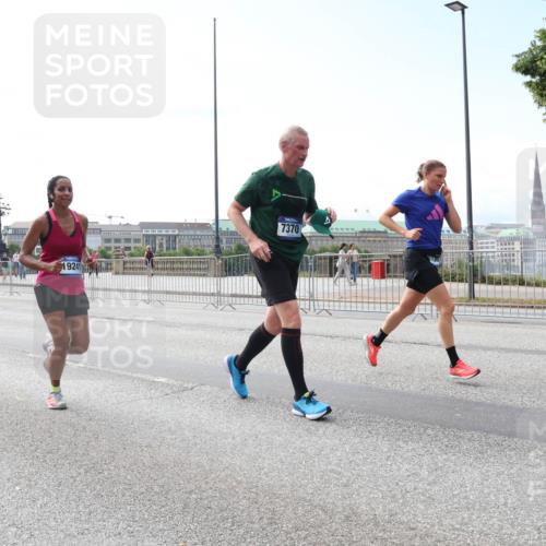 29.06.2025 - hella hamburg halbmarathon Lena Gebhardt http://msf.ph/oto/8266568 29.06.2025 10:11:13 Lombardsbrücke 1166, 1186, 1723, 1781, 2868, 3837, 4287, 5254, 5653, 7271, 7370, 8171, 8206, 8207, 8368, 8561, 9119, 9169, 9829, 10196, 10372, 11149, 11755, 12286, 12426, 12556, 12571, 12790, 12836, 13588, 13594, 13603, 14022, 14149, 14270, 15009, 15214, 15252, 15797, 15908, 16383, 16808, 17142, 17500, 17787, 18382, 19172, 19241 meine-sportfotos.de