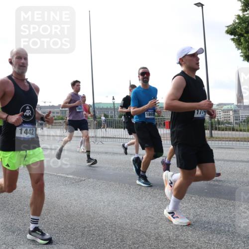 29.06.2025 - hella hamburg halbmarathon Lena Gebhardt http://msf.ph/oto/8266619 29.06.2025 09:57:20 Lombardsbrücke 1030, 1086, 1193, 1327, 1381, 1422, 1442, 1537, 1657, 1783, 2025, 2074, 2111, 2119, 2252, 2340, 2444, 2595, 2814, 2839, 2855, 2869, 2878, 3048, 3093, 3096, 3103, 3575, 3698, 3791, 3999, 4261, 4299, 4558, 4726, 4770, 4897, 4986, 5008, 5013, 5018, 5021, 5024, 5319, 5633, 5744, 5820, 5907, 6125, 6374, 6377, 6631, 6720, 6762, 6795, 6942, 7176, 7177, 7221, 7259, 7397, 7742, 7918, 7930, 7932, 8112, 8313, 8651, 8813, 8930, 9060, 9316, 9497, 10191 meine-sportfotos.de