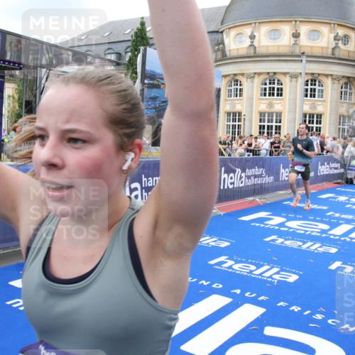 29.06.2025 - hella hamburg halbmarathon Michael Strokosch http://msf.ph/oto/8266639 29.06.2025 10:52:36 Ziel 2670, 3715, 3952, 6561, 6562, 7178, 7232, 9145, 9739, 11689, 11791, 12450, 13051, 13301, 14561, 15001, 15980, 18982 meine-sportfotos.de