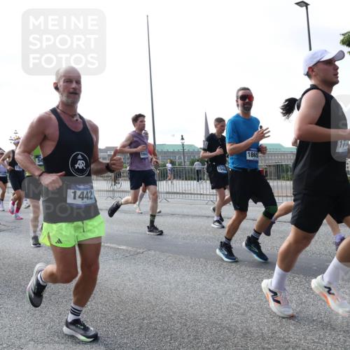 29.06.2025 - hella hamburg halbmarathon Lena Gebhardt http://msf.ph/oto/8266680 29.06.2025 09:57:20 Lombardsbrücke 1030, 1086, 1193, 1327, 1381, 1422, 1442, 1537, 1657, 1783, 2025, 2074, 2111, 2119, 2252, 2340, 2444, 2595, 2814, 2839, 2855, 2869, 2878, 3048, 3093, 3096, 3103, 3575, 3698, 3791, 3999, 4261, 4299, 4558, 4726, 4770, 4897, 4986, 5008, 5013, 5018, 5021, 5024, 5319, 5633, 5744, 5820, 5907, 6125, 6374, 6377, 6631, 6720, 6762, 6795, 6942, 7176, 7177, 7221, 7259, 7397, 7742, 7918, 7930, 7932, 8112, 8313, 8651, 8813, 8930, 9060, 9316, 9497, 10191 meine-sportfotos.de