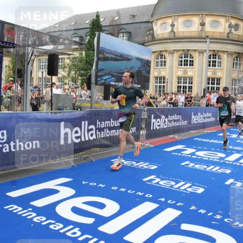 29.06.2025 - hella hamburg halbmarathon Michael Strokosch http://msf.ph/oto/8266717 29.06.2025 10:52:37 Ziel 2670, 3715, 3952, 6561, 6562, 7232, 9145, 9739, 11689, 12450, 13051, 13301, 14561, 15001, 15980, 18982 meine-sportfotos.de