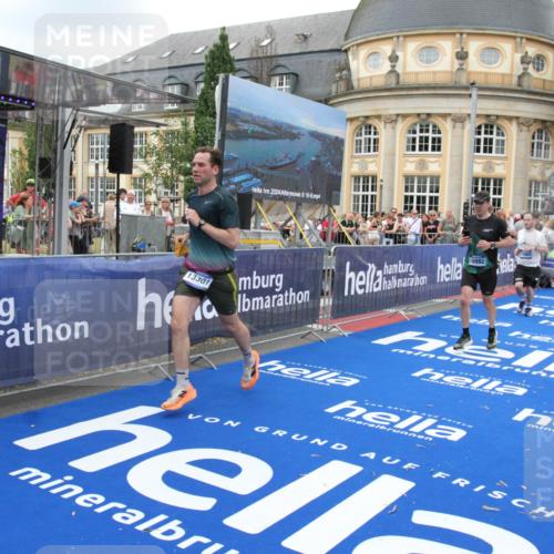 29.06.2025 - hella hamburg halbmarathon Michael Strokosch http://msf.ph/oto/8266738 29.06.2025 10:52:38 Ziel 2346, 2670, 3952, 6561, 6562, 7232, 9739, 10115, 11689, 12450, 13051, 13301, 15001, 15980, 18982 meine-sportfotos.de