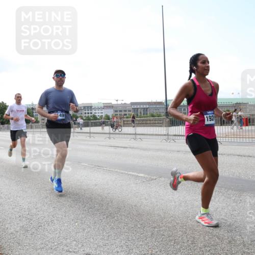 29.06.2025 - hella hamburg halbmarathon Lena Gebhardt http://msf.ph/oto/8266767 29.06.2025 10:11:13 Lombardsbrücke 1166, 1186, 1723, 1781, 2868, 3837, 4287, 5254, 5653, 7271, 7370, 8171, 8206, 8207, 8368, 8561, 9119, 9169, 9829, 10196, 10372, 11149, 11755, 12286, 12426, 12556, 12571, 12790, 12836, 13588, 13594, 13603, 14022, 14149, 14270, 15009, 15214, 15252, 15797, 15908, 16383, 16808, 17142, 17500, 17787, 18382, 19172, 19241 meine-sportfotos.de