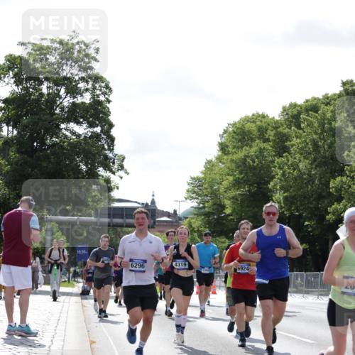 29.06.2025 - hella hamburg halbmarathon Jannik Wohlers http://msf.ph/oto/8266804 29.06.2025 10:00:53 Lombardsbrücke 1130, 1387, 1420, 2006, 2091, 2354, 2363, 2490, 2936, 3425, 3663, 4068, 4249, 4319, 4370, 4649, 5675, 6087, 0000, 6487, 6591, 6835, 6924, 7287, 7846, 8030, 8045, 8046, 9932, 10383, 10576, 11465, 11937, 13516, 13699, 14867, 15083, 15240, 15550, 15637, 15726, 15838, 16401, 16517, 16530, 16602, 16786, 17387, 17543, 17739, 17890, 18029, 18327, 18355, 18796, 18833, 19002, 19003 meine-sportfotos.de