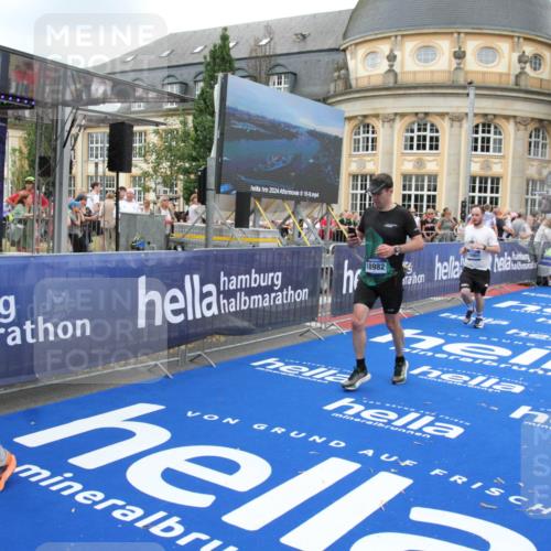 29.06.2025 - hella hamburg halbmarathon Michael Strokosch http://msf.ph/oto/8266806 29.06.2025 10:52:38 Ziel 2346, 2670, 3952, 6561, 6562, 7232, 9739, 10115, 11689, 12450, 13051, 13301, 15001, 15980, 18982 meine-sportfotos.de